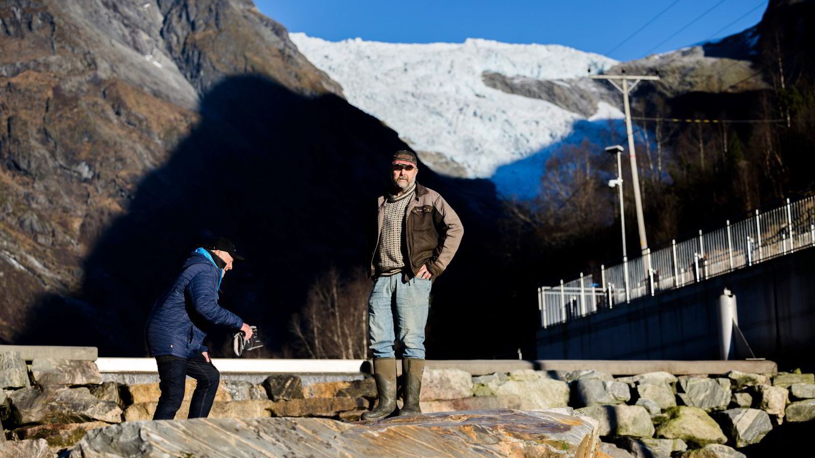 I Fjærland eier grunneierne Kjell Åge Juklestad (til venstre) og Knut Bøyum fallrettigheter til vannet som renner ned fjellsidene. Men selve kraftverkene har hemmelige eiere i skatteparadiser.