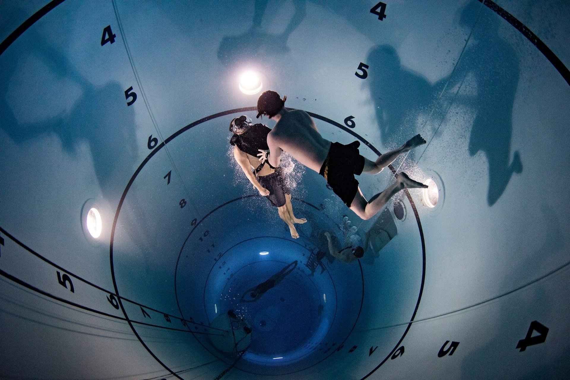 Skipsdykkeraspiranten blir møtt av en instruktør som geleider ham opp de siste meterne til overflaten. På både ti meter og 18 meter har andre instruktører i tanken luftlommer der de oppholder seg mellom hver aspirants oppstigning. Tanken ble utviklet for undervannstrening i kontrollerte omgivelser.