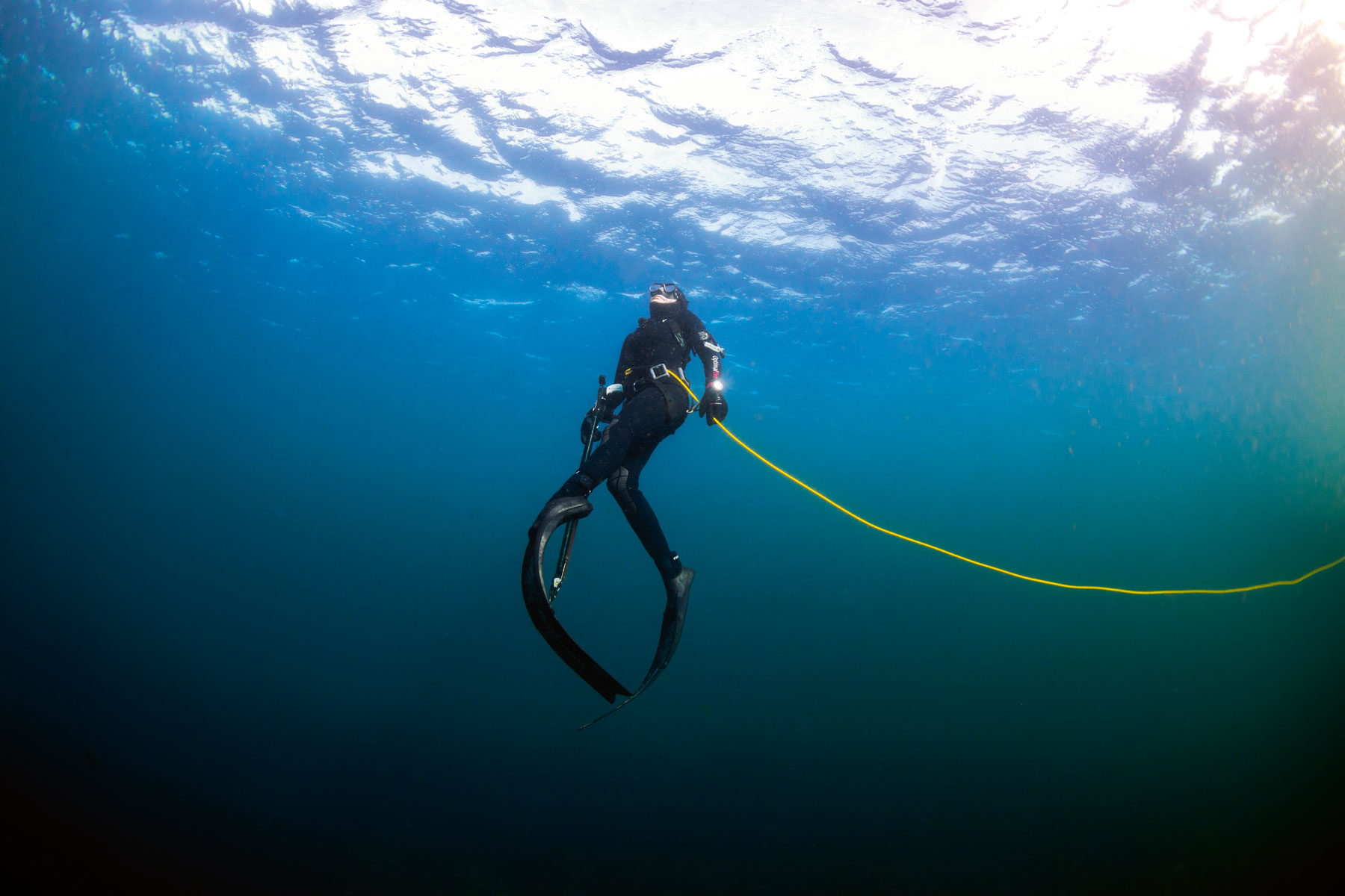 Fordelen med flaskeløs fridykking når man jakter under vann, er at det ikke er noen luftbobler som skremmer fisken. Christine Bendiksen (47), glir fremover over sandbunnen.