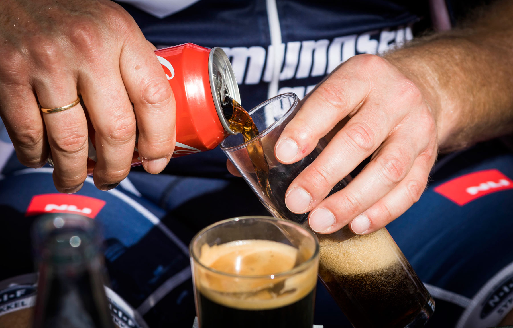 To viktige ting for mange syklister på treningstur - kaffe (i forgrunnen) og Cola.