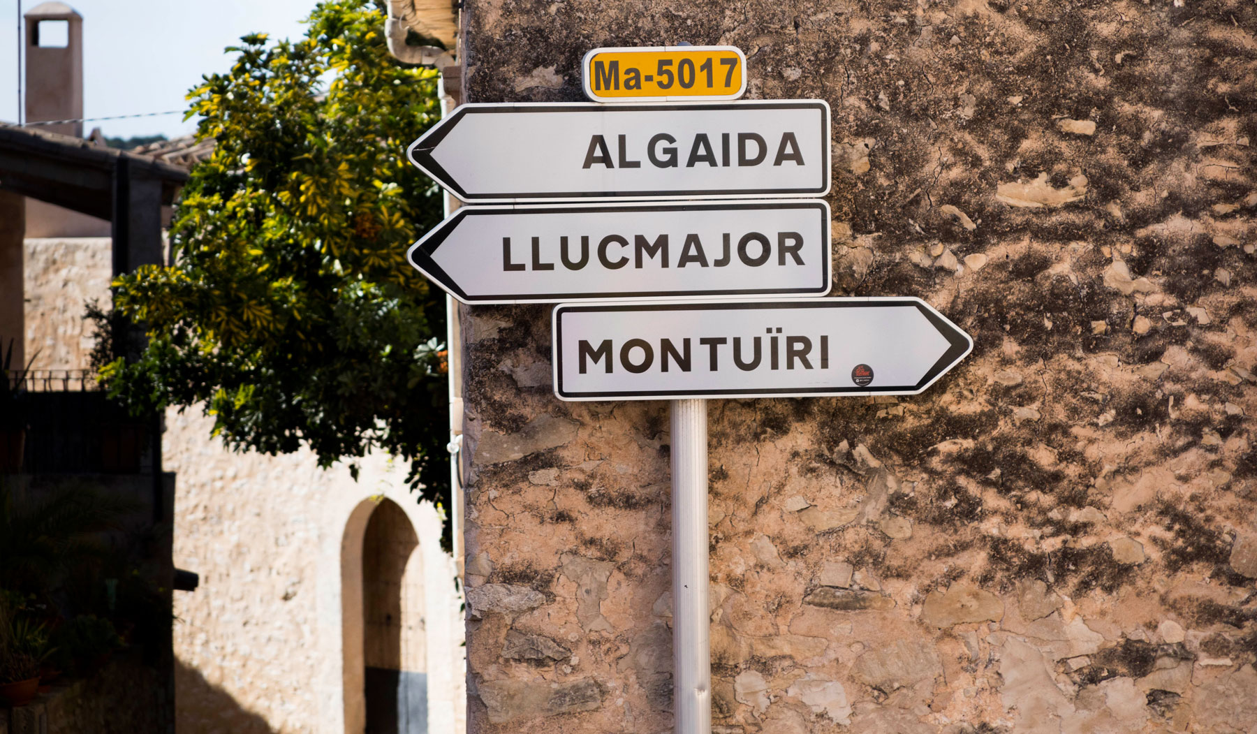 Det er sjelden langt til neste landsby for sykkelryttere på Mallorca.